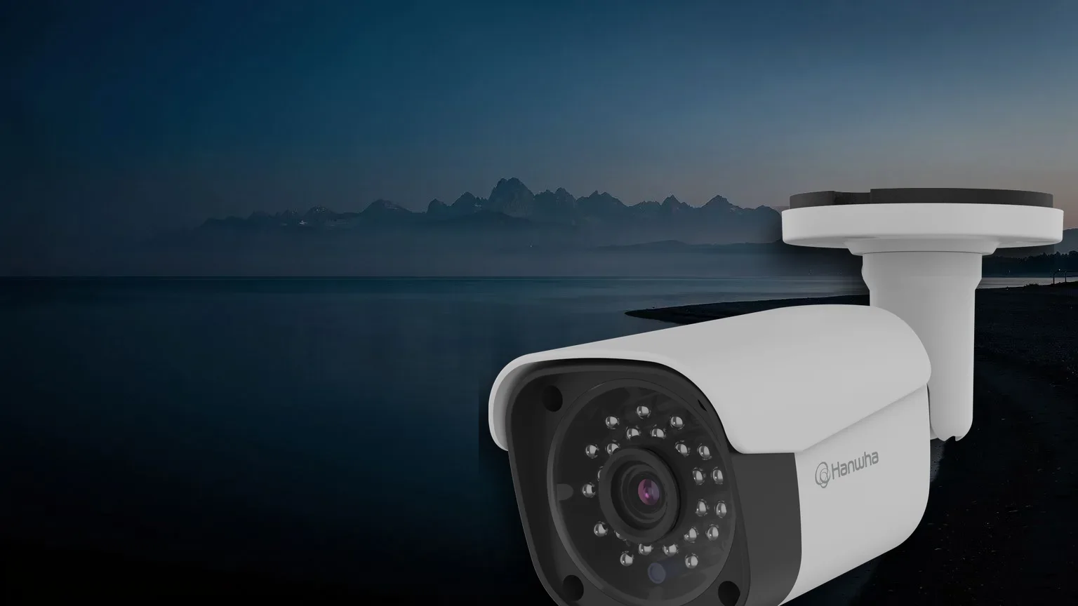 Sicherheitstechnik am Bodensee — EAK Security Hanwha-Überwachungskamera am Bodensee bei Dämmerung — Sicherheitstechnik in der Bodensee-Region von EAK Security
